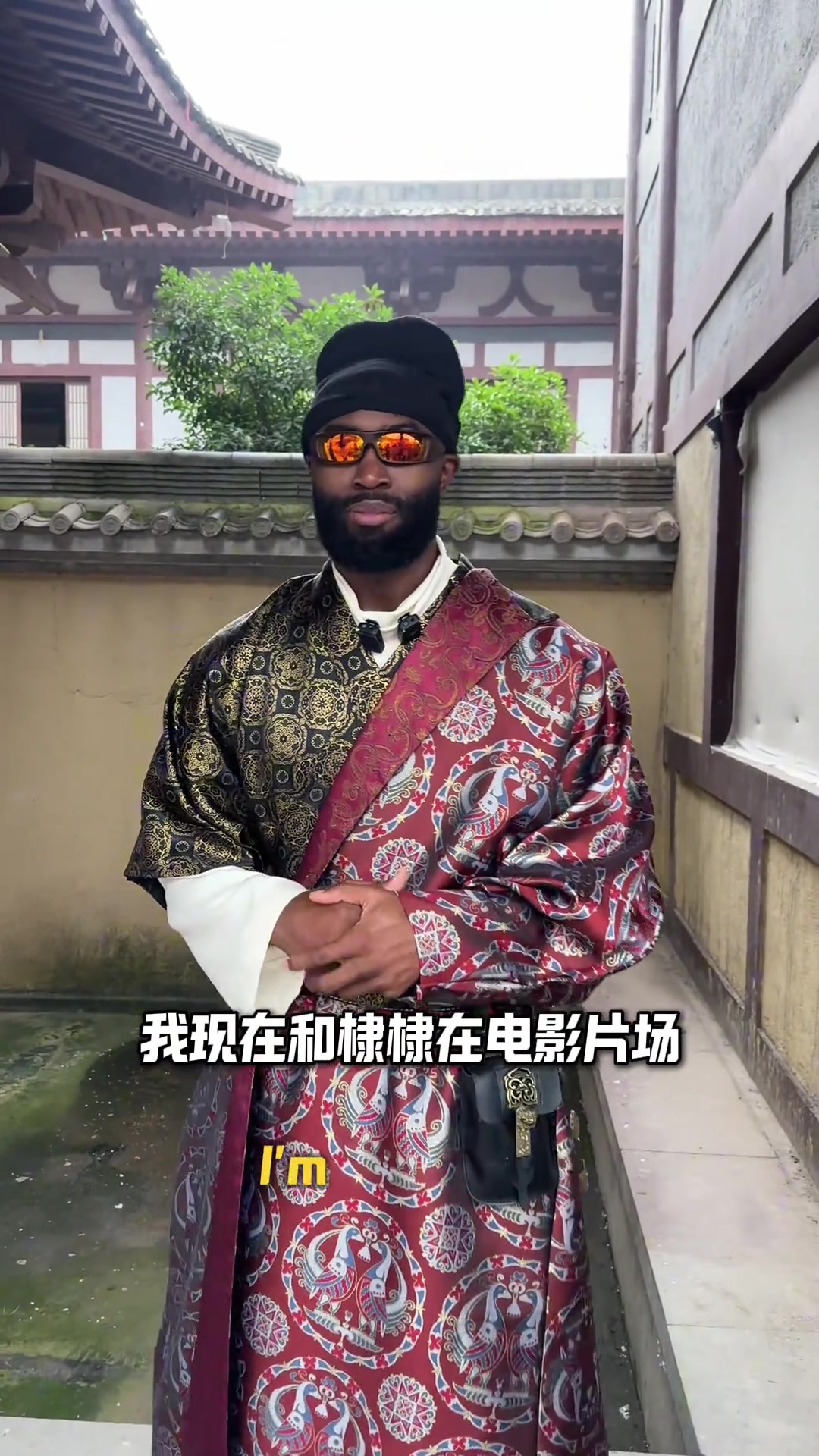 杰伦·布朗横店探班王鹤棣 古装造型出镜