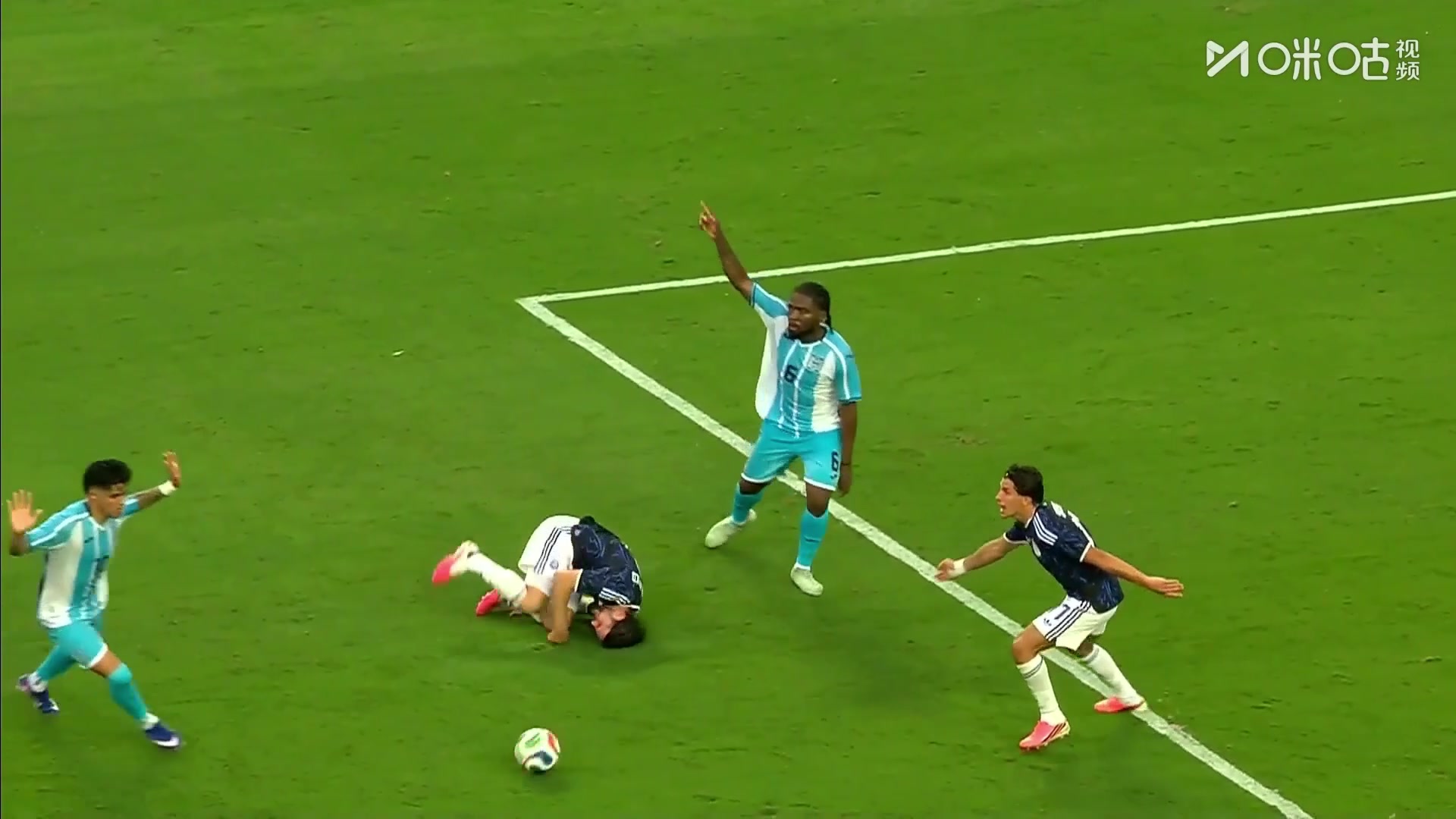 阿根廷1-0领先！塔利亚菲科造点，劳塔罗主罚稳稳命中！
