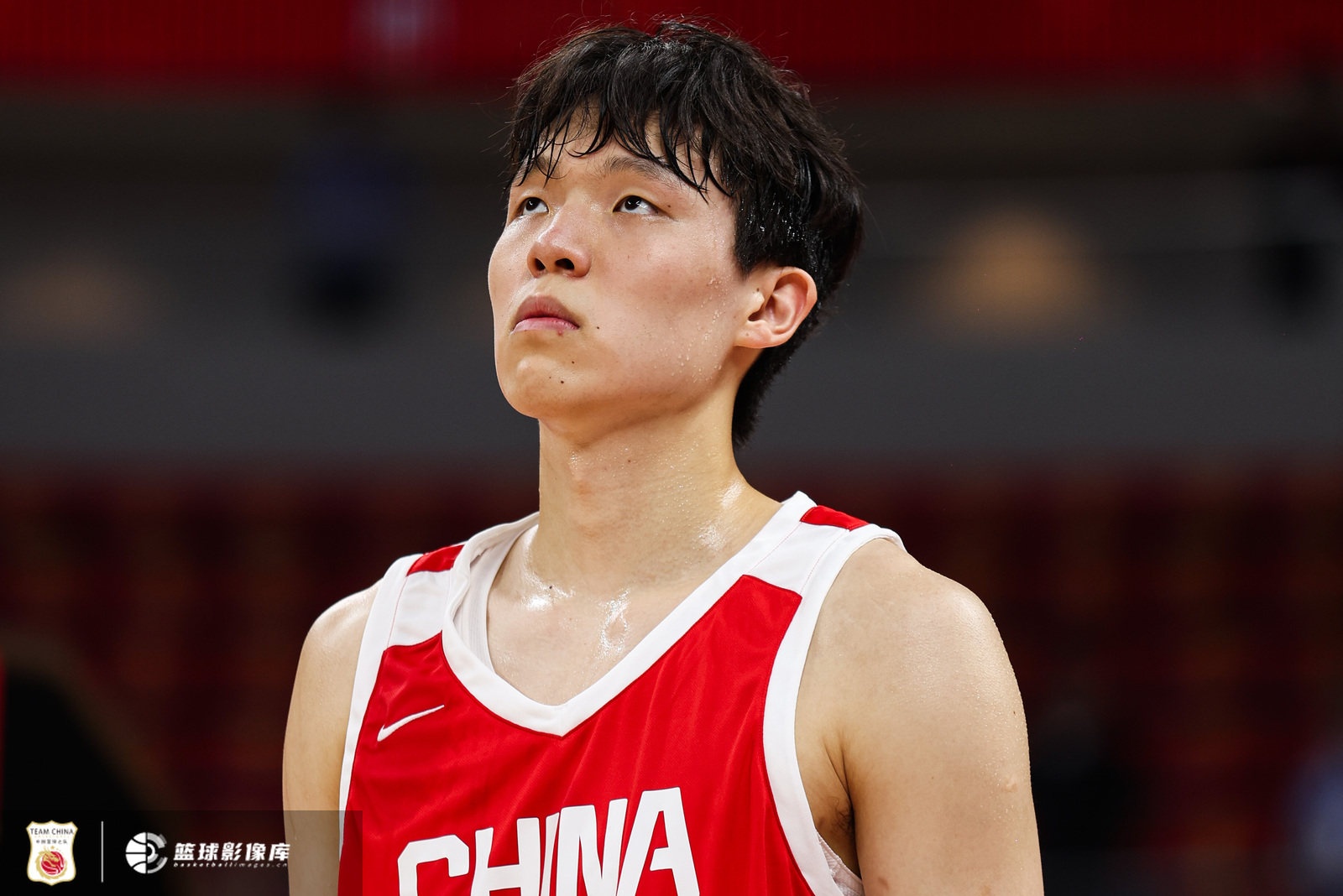 霍金森8中7撕裂防线,半场中国男篮40-50落后日本