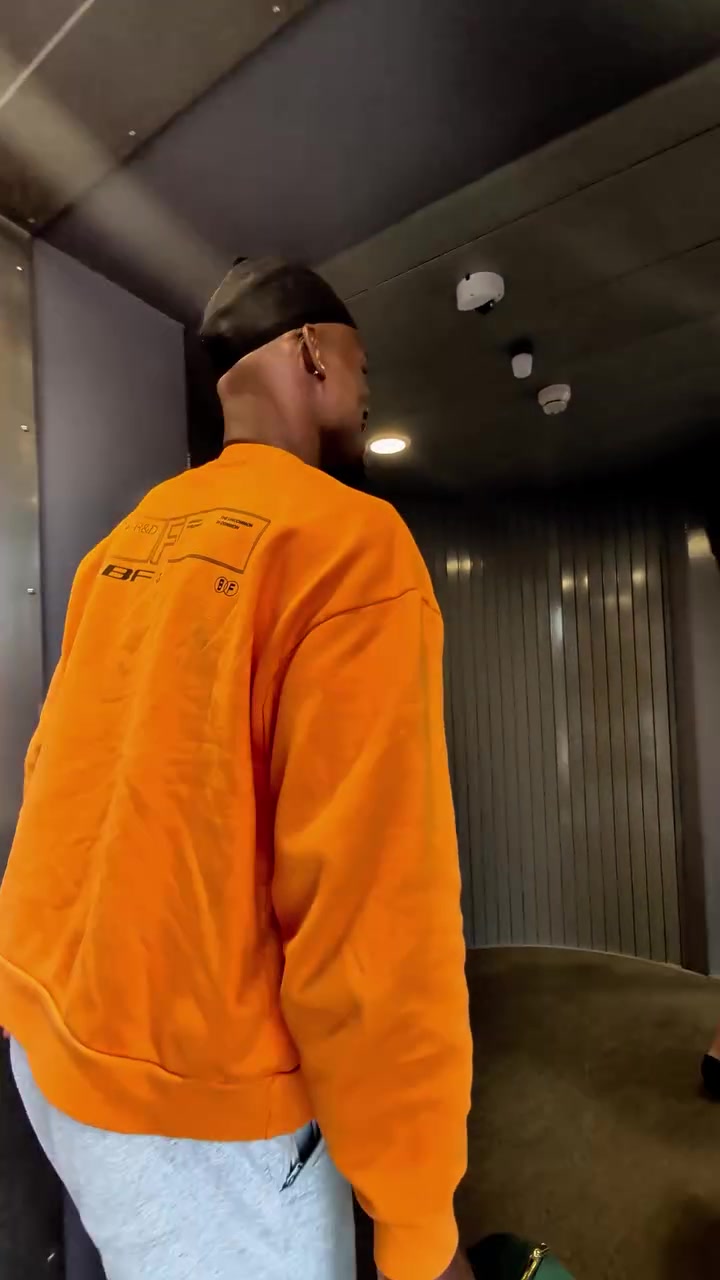 巴特勒晒独立行走视频 右腿仍不敢受力