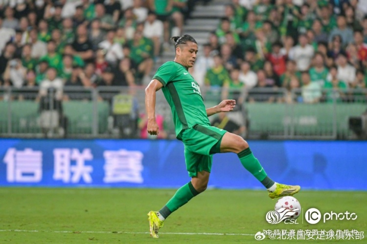 红牌+门线悬案，十人山东泰山客场0-2负于国安