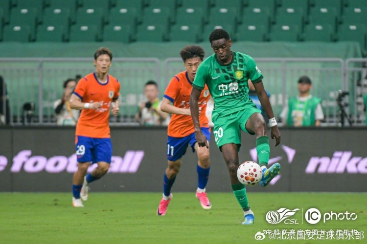 红牌+门线悬案，十人山东泰山客场0-2负于国安