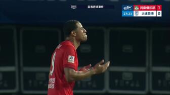 古斯塔沃头球吊射难救主 杨铭锐替补破门大连英博客场1-1河南升至第三