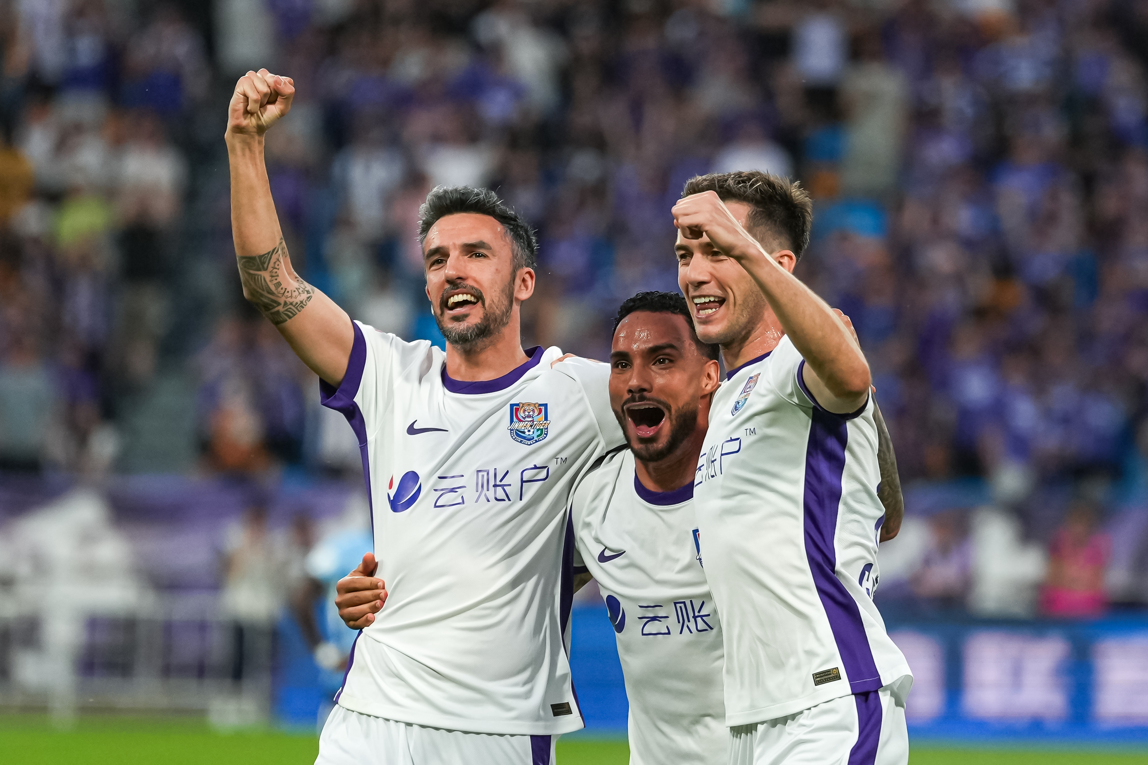 津门虎补时连入两球3-2逆转玉昆,4连胜后连遇泰山国安