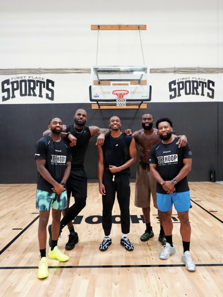 LBJ、马克西、布朗合练照流出