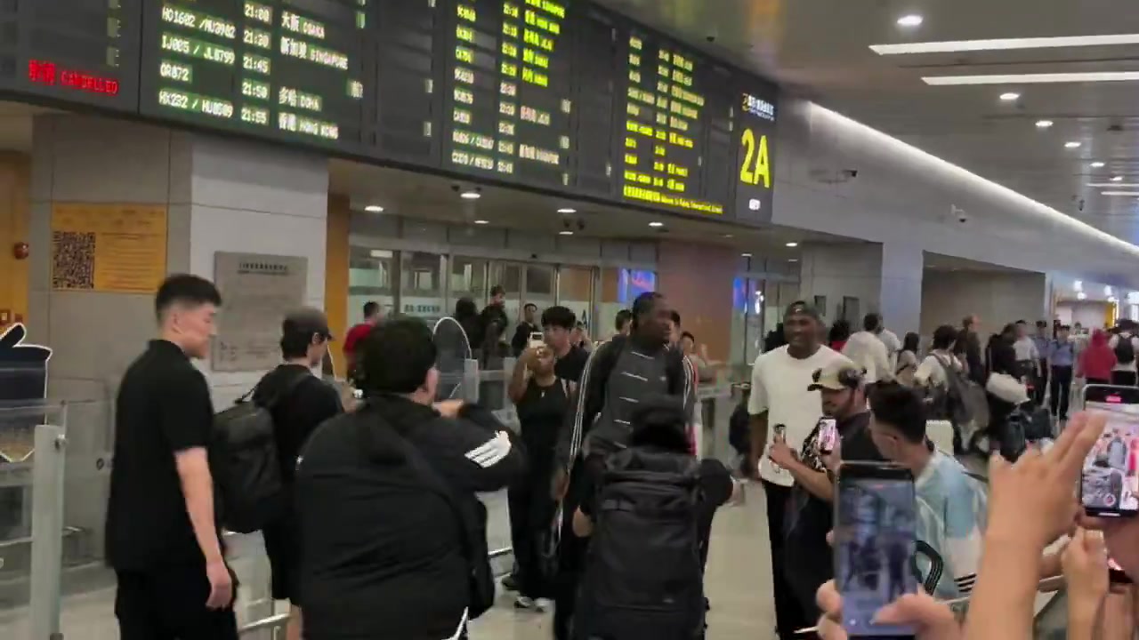 第二次中国行 杰伦·威廉姆斯上海落地即开启签名模式