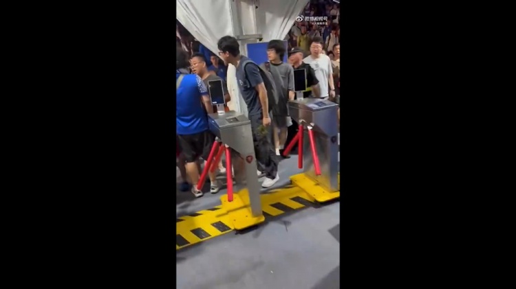 北看台红魔:武磊球衣进申花主场是点燃冲突的导火索
