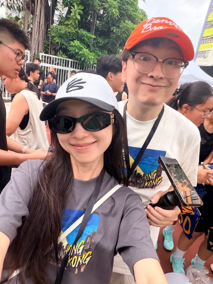 美女主持人晒库里中国行合照：能和库里肩并肩 至今我都还在回味