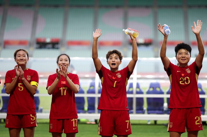 马德兴:中国女足踢得比想象中要好,逼抢、高压、封堵做得可以 马德兴:中国女足踢得比想象中要好,逼抢、高压、封堵做得可以